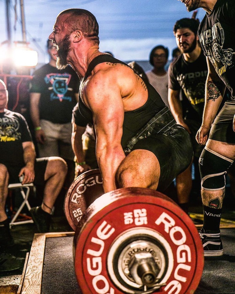 Ian pulling a deadlift at a powerlifting meet